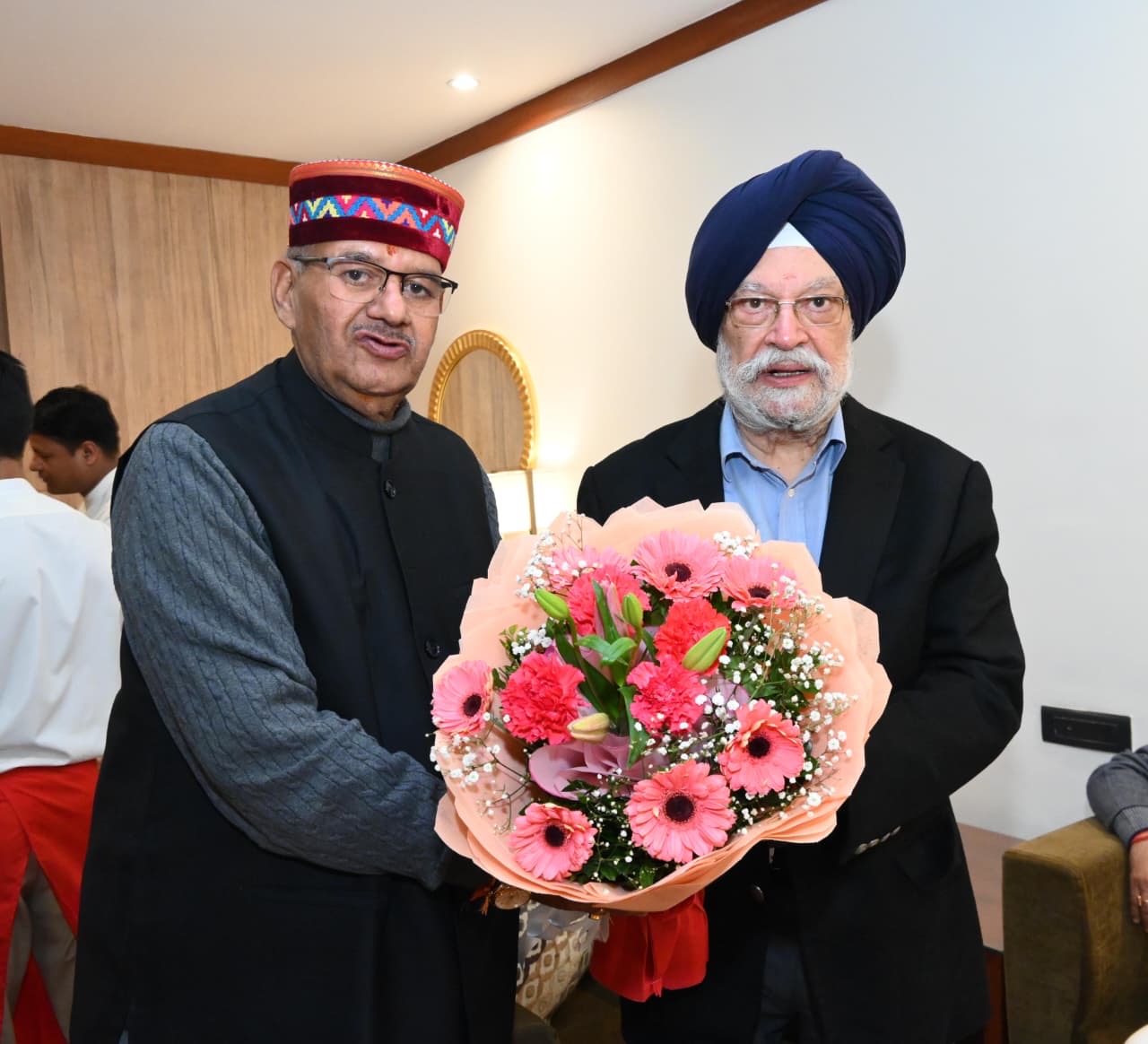 केंद्रीय मंत्री हरदीप सिंह पुरी के उत्तराखण्ड आगमन पर स्वागत एवं अभिनंदन करते कैबिनेट मंत्री गणेश जोशी
