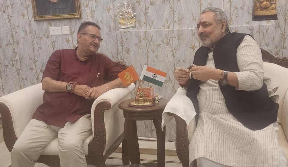 नई दिल्ली में केंद्रीय कृषि मंत्री शिवराज सिंह चौहान से भेंट करते कृषि मंत्री गणेश जोशी