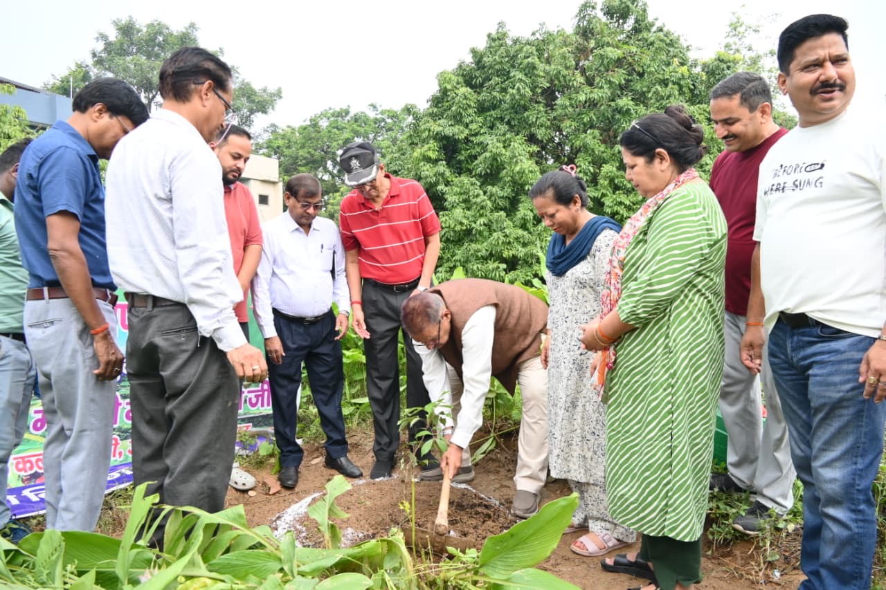 लोकपर्व हरेला के अवसर पर देहरादून के विभिन्न स्थानों पर वृक्षारोपण करते कृषि मंत्री गणेश जोशी।
